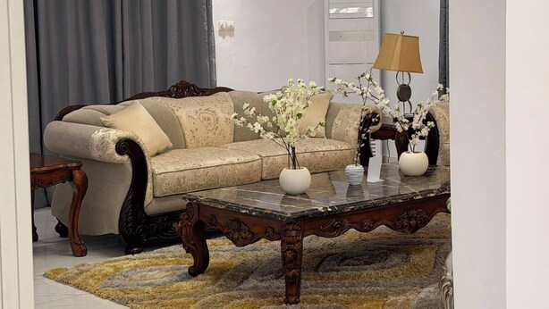 En stue med sofa, sofabord og dekorative planter.