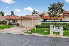 Exterior - Adorable 4-bedroom house with AC in charming Rancho Mirage (Rancho Mirage)