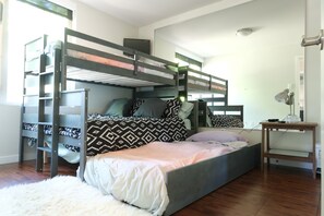 Room - 3-bedroom townhome in charming Seattle with AC for relaxing stays (Seattle)