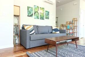 Living area - 3-bedroom townhome in charming Seattle with AC for relaxing stays (Seattle)