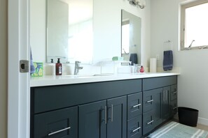 Bathroom - 3-bedroom townhome in charming Seattle with AC for relaxing stays (Seattle)