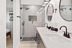 Shower, hair dryer, towels, shampoo - Designer Escape with Pool, Firepit, Game Room, BBQ (San Diego)