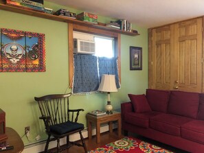 Smart TV, books, music library, stereo - Lake neighborhood apartment with private beach & lake front park (New Milford)