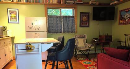 Lake neighborhood apartment with private beach & lake front park