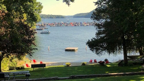 Lake neighborhood apartment with private beach & lake front park