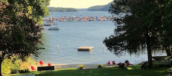 Lake neighborhood apartment with private beach & lake front park