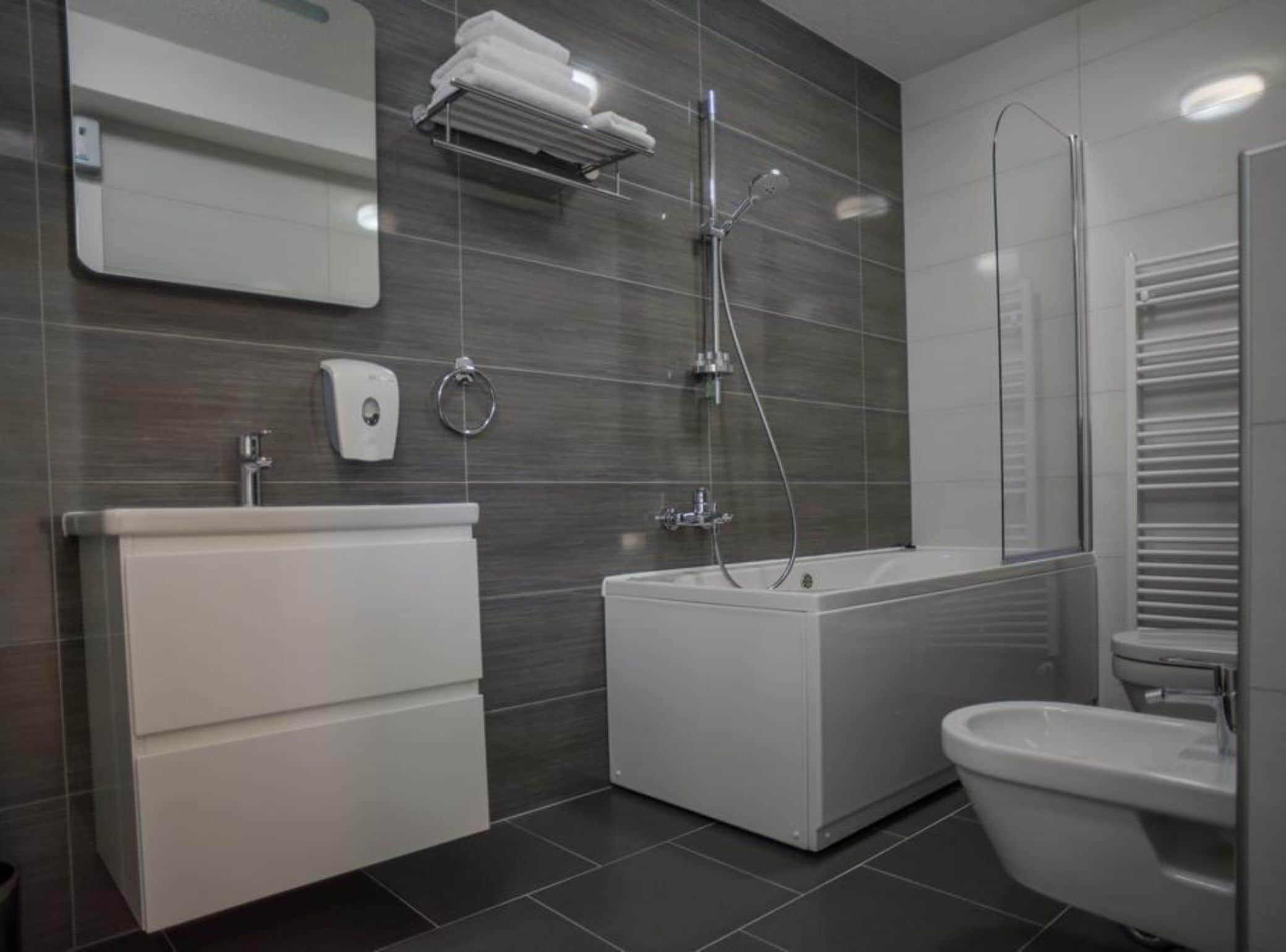 Chambre Double (Double Room with Balcony) | Salle de bain | Serviettes fournies