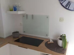 Studio (Studio Apartment with Terrace and Sea) | Yksityinen keittiö | Jääkaappi