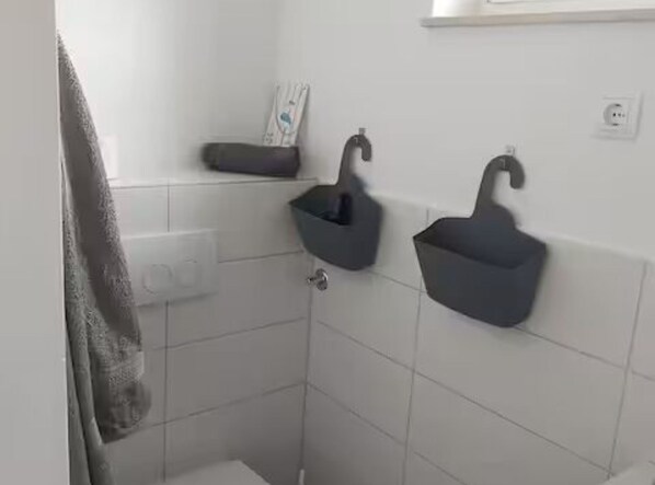 Studio (Studio Apartment with Terrace and Sea) | Kylpyhuone | Suihku, pyyhkeet