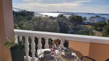 Apartment (Classic One Bedroom Apartment with Te) | Balcony