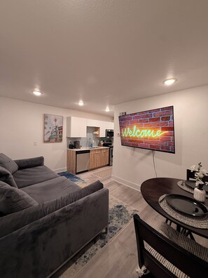 Smart TV - Luxury Modern King Bed 70” TV Downtown Dallas (Dallas)
