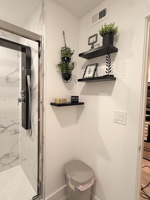 Hair dryer, towels, soap, toilet paper - Luxury Modern King Bed 70” TV Downtown Dallas (Dallas)