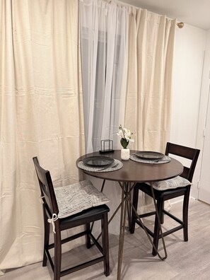 Dining - Luxury Modern King Bed 70” TV Downtown Dallas (Dallas)