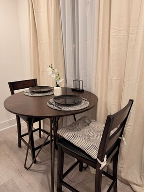 Dining - Luxury Modern King Bed 70” TV Downtown Dallas (Dallas)