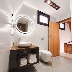 Douche, baignoire à jets, sèche-cheveux, bidet