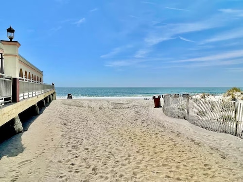 Cozy 1-bedroom condo in marvelous Ocean City with AC - half a block to Beach!!!