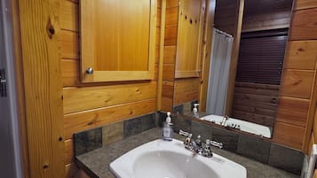 Douche, sĂšche-cheveux, serviettes fournies, savon