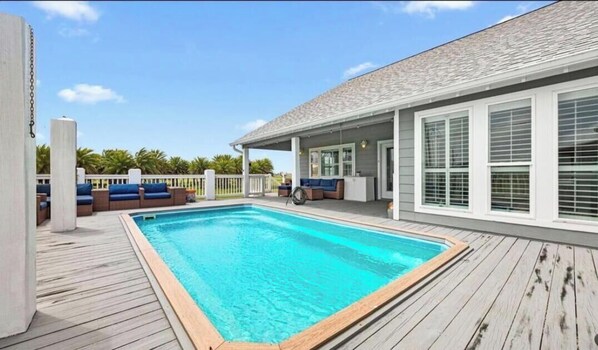 Una piscina al aire libre