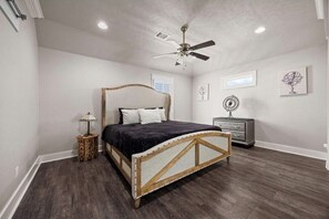 3 bedrooms, free WiFi, bed sheets, wheelchair access - A Sailors Retreat 
Nice 3 bedroom with a pool outdoor dining and sleeps 10 (Bolivar Peninsula)
