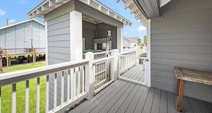 A Sailors Retreat
Nice 3 bedroom with a pool outdoor dining and sleeps 10