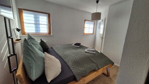 Tabla de planchar con plancha, wifi y ropa de cama 