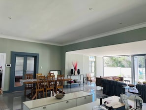 Una sala de estar moderna con comedor, un sofá y una mesa de centro.