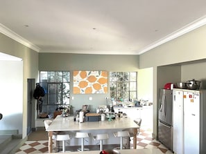 Una cocina con una isla central, un refrigerador y un ventanal con vistas.
