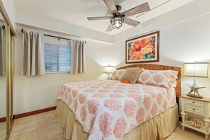Iron/ironing board, free WiFi, bed sheets - The ♥ of Kona Town! Walk to Beach Shops & Food! (Kailua-Kona)