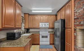 Frigorífico, microondas, placa de cocina y cafetera o tetera
