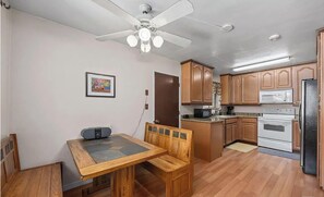Frigorífico, microondas, placa de cocina y cafetera o tetera