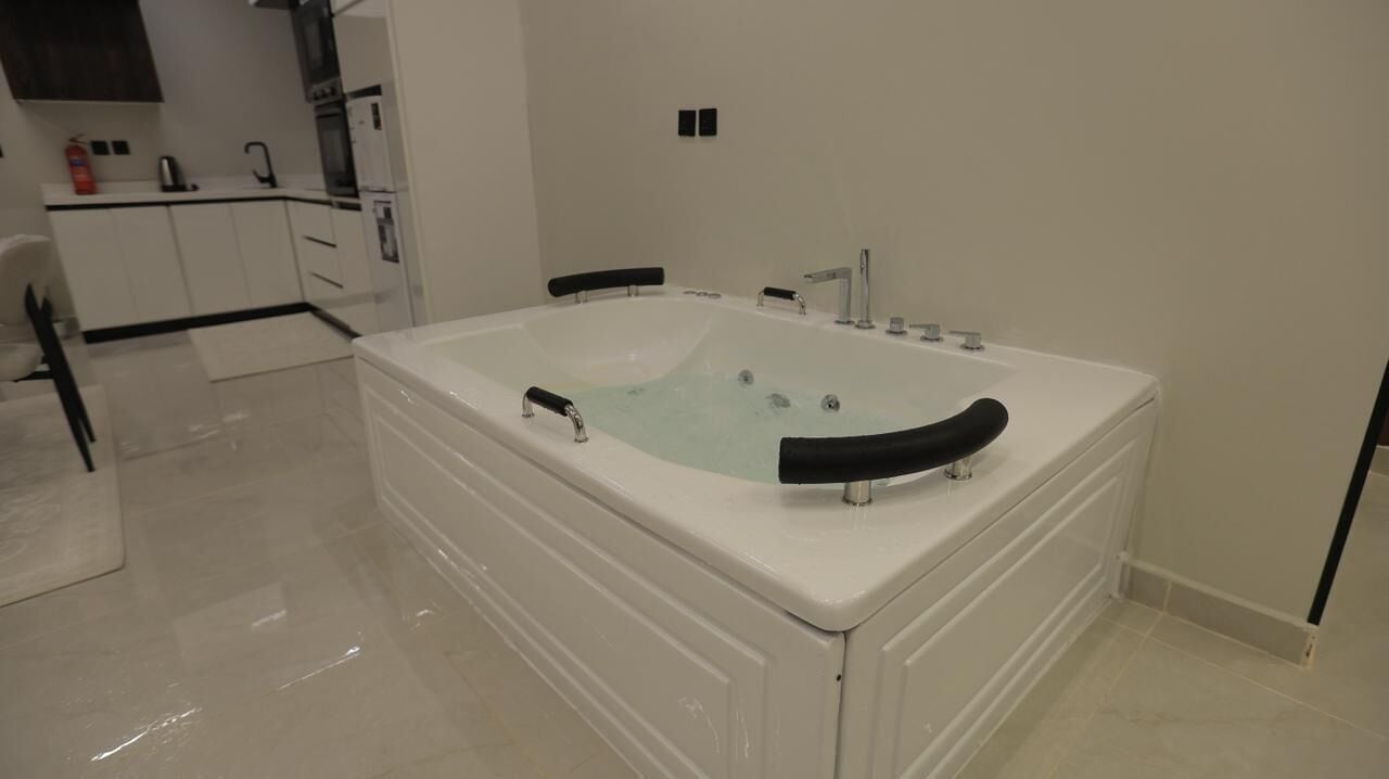 Cabezal de ducha tipo lluvia, secador de pelo, bidet, toallas