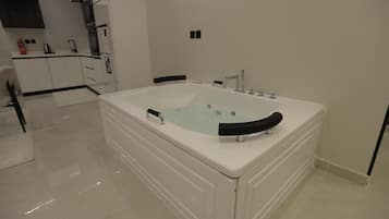 Cabezal de ducha tipo lluvia, secador de pelo, bidet, toallas