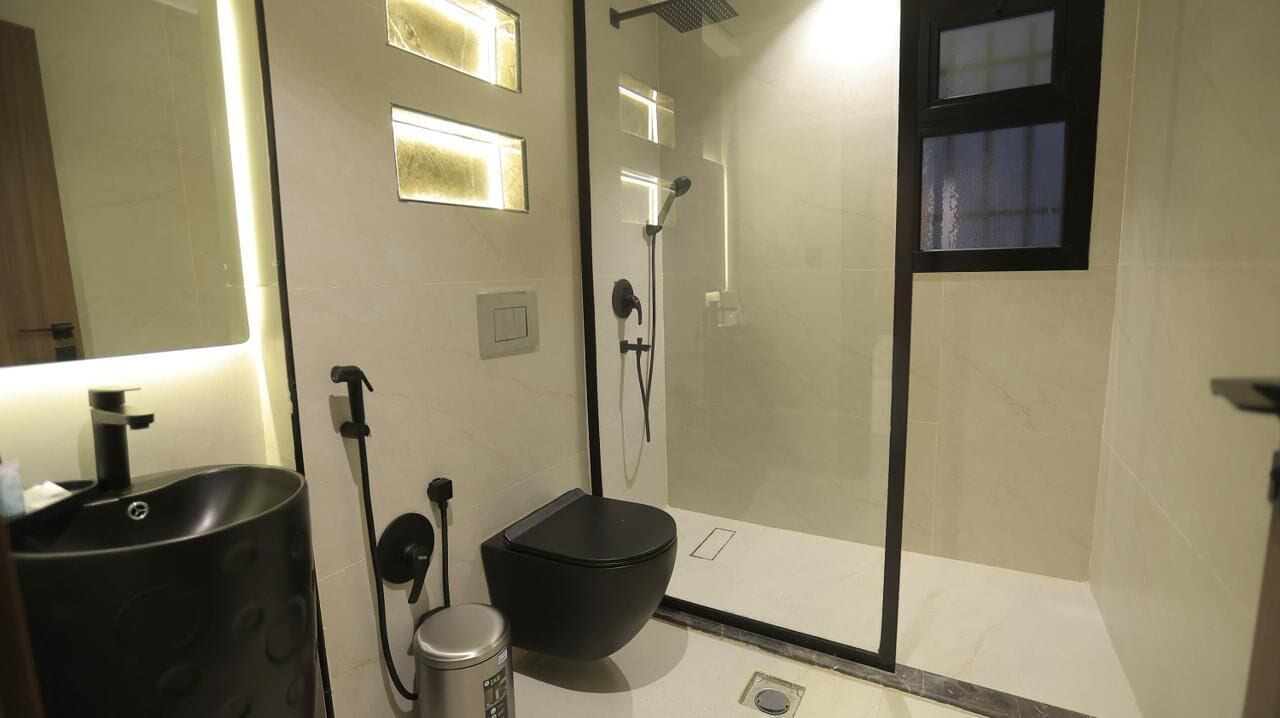 Rainfall showerhead, hair dryer, bidet, towels