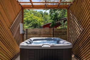Outdoor spa tub - 2 Blocks 2 Main | Cowboy Pool | Hot Tub | Fire Pit (Fredericksburg)