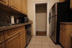 Private kitchen - Spacious 4 bedroom 9 Miles From Met Life Stadium - No Tolls (Jersey City)