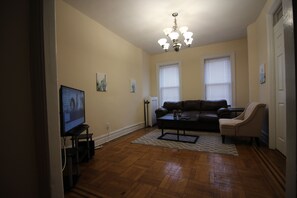 Living area - Spacious 4 bedroom 9 Miles From Met Life Stadium - No Tolls (Jersey City)