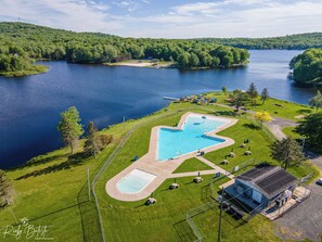Pool - Peaceful 3-bedroom house in Pocono Lake - Fire Pit, Game Room and EV Charger (Pocono Lake)