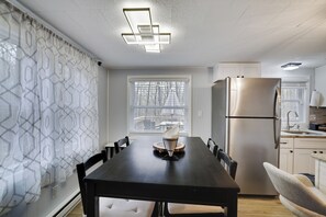 Dining - Peaceful 3-bedroom house in Pocono Lake - Fire Pit, Game Room and EV Charger (Pocono Lake)