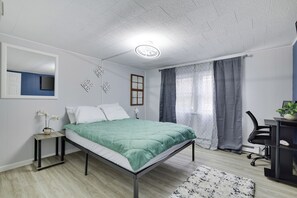 Iron/ironing board, WiFi, bed sheets - Peaceful 3-bedroom house in Pocono Lake - Fire Pit, Game Room and EV Charger (Pocono Lake)