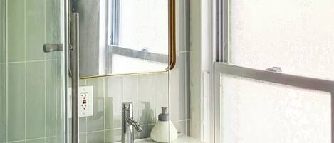 Douche, sĂšche-cheveux, serviettes fournies, savon