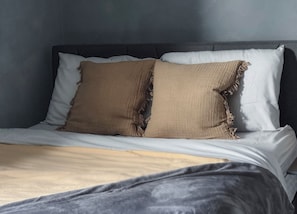 A bed with white linens and two pillows, one of which has frayed edges. - The Quaint House: Modern Heritage in Roundout Kingston Waterfront (Kingston)