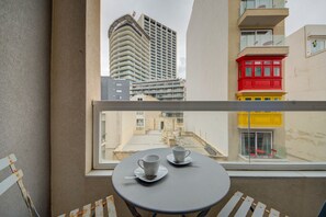 Outdoor dining - 2BR Apt in St Julian’s Heart (St. Julian`s)