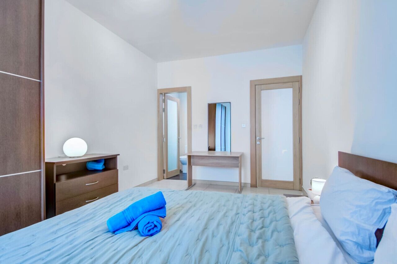 Een bureau, een strijkplank/strijkijzer, wifi, beddengoed