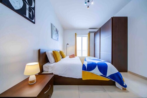 Heart of St Julian`s, Modern 2BR Apt, Paceville
