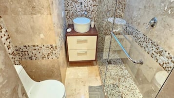 Secadora de cabello, toallas, jabón, papel de baño