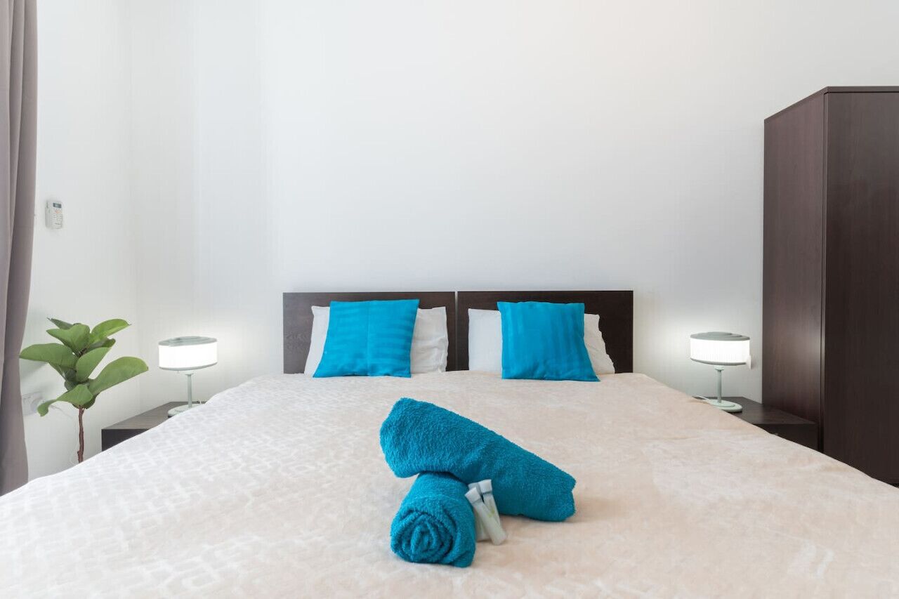 Desk, iron/ironing board, WiFi, bed sheets