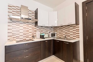 Frigorifero, microonde, forno, piano cottura