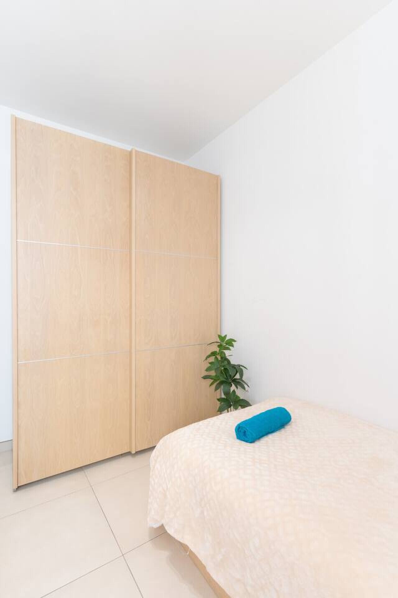 Escritorio, tabla de planchar con plancha, wifi y ropa de cama