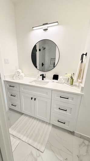 Bathroom - Modern 2BR Townhome - King + Queen - 20 Min to Downtown, IAH, & IAH - Gated (Houston)