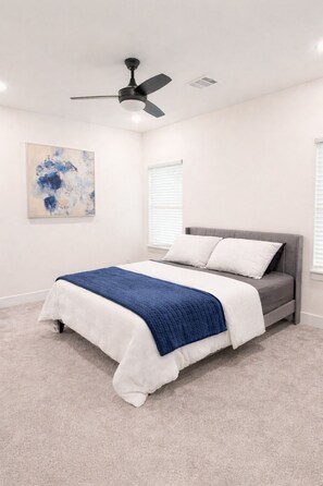 Room - Modern 2BR Townhome - King + Queen - 20 Min to Downtown, IAH, & IAH - Gated (Houston)